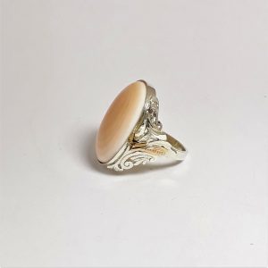 Кольцо из серебра и золота с натуральным кораллом